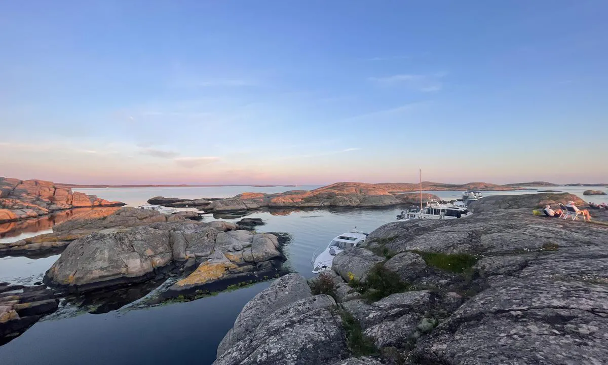 Rammen: {"base": "no", "no": "Bassenget med fort\u00f8yninger", "se": "B\u00e4cken med f\u00f6rt\u00f6jningar", "en": "The basin with moorings", "da": "Bassin med fort\u00f8jninger"}
