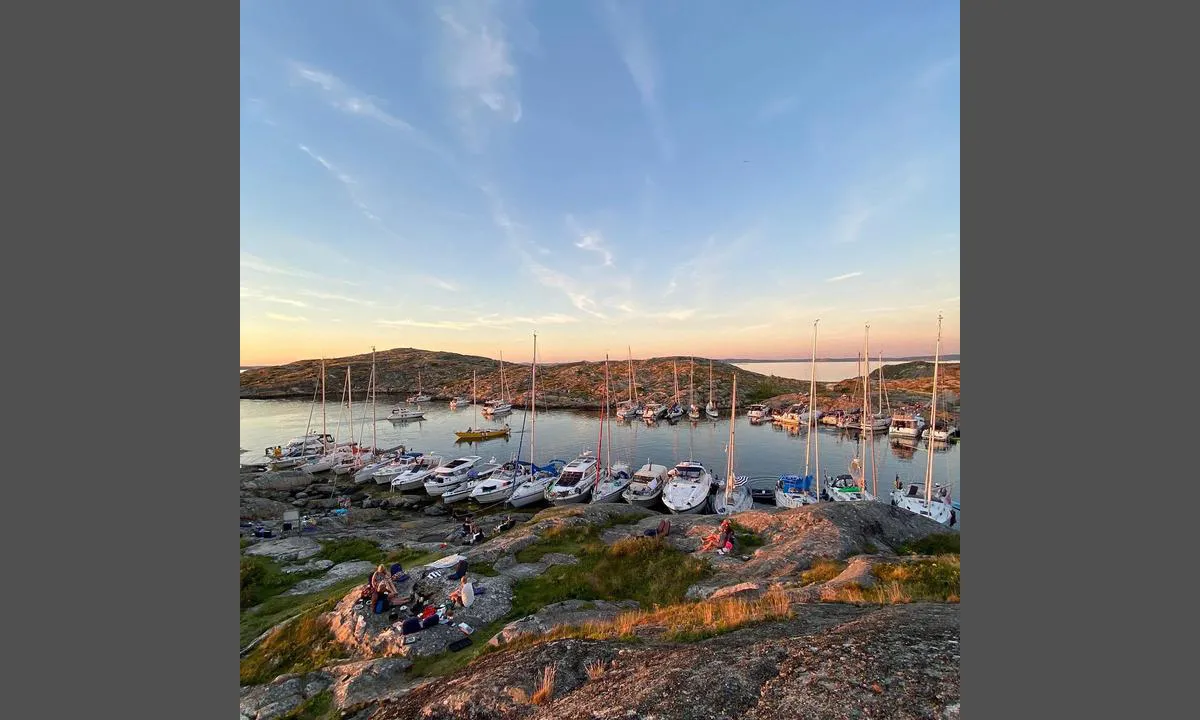 {"base": "en", "no": "Rammen havn p\u00e5 vestsiden", "se": "Rammen hamn p\u00e5 v\u00e4stsidan", "en": "Rammen harbour on the westside", "da": "Rammen havn p\u00e5 vestsiden"}