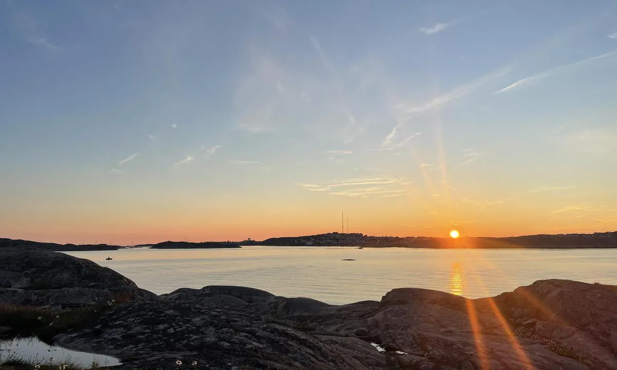 {"base": "no", "no": "Utsikt fra Rammen mot nord og Sm\u00f8gen", "se": "Utsikt fr\u00e5n Rammen mot norr och Sm\u00f6gen", "en": "View from Rammen towards north and Sm\u00f8gen", "da": "Udsigt fra Rammen mod nord og Sm\u00f8gen"}