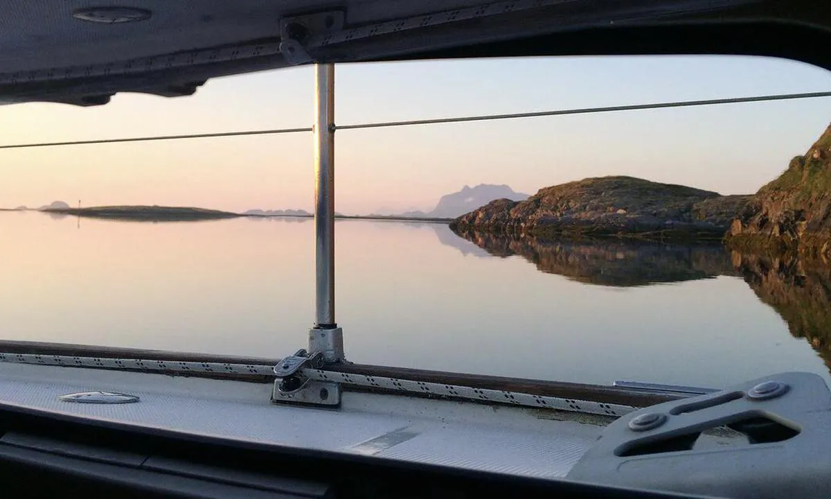 Ramnøya: {"base": "en", "no": "Bilde fra byssa (mot nord), p\u00e5 anker ved Ramn\u00f8ya.", "se": "Bild fr\u00e5n byssan (mot norr), p\u00e5 ankare vid Ramn\u00f8ya.", "en": "Picture from the galley (towards north), on anchor at Ramn\u00f8ya.", "da": "Billede fra kabyssen (mod nord), p\u00e5 anker ved Ramn\u00f8ya."}
