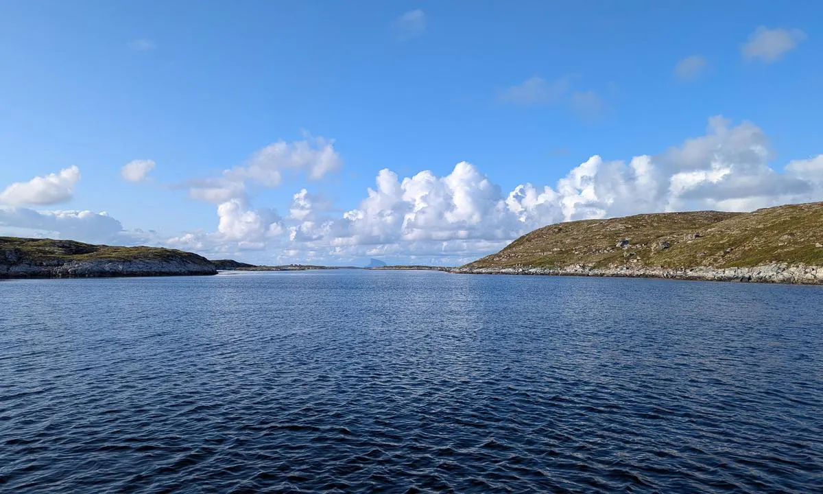 Ramnøya - Herøy: {"base": "en", "no": "Ankr opp i ca. 10m p\u00e5 sand/gress. Nyttig stopp p\u00e5 vei til Lovund eller Tr\u00e6na", "se": "Ankare p\u00e5 cirka 10m p\u00e5 sand/v\u00e4xtlighet. Anv\u00e4ndbart stopp p\u00e5 v\u00e4g till Lovund eller Tr\u00e6na", "en": "Anchor in approx 10m on sand/weed. Useful stop on your way to Lovund or Tr\u00e6na", "da": "Anker p\u00e5 ca. 10m p\u00e5 sand/ukrudt. Nyttigt stop p\u00e5 vej til Lovund eller Tr\u00e6na", "fr": "Ancrez-vous \u00e0 environ 10 m sur le sable/les herbes marines. Arr\u00eat utile en route vers Lovund ou Tr\u00e6na", "de": "Ankern Sie in ca. 10 m auf Sand/Seegras. N\u00fctzlicher Stopp auf Ihrem Weg nach Lovund oder Tr\u00e6na", "es": "Anclar en aproximadamente 10m sobre fondo de arena/algas. Parada \u00fatil en su camino a Lovund o Tr\u00e6na", "it": "Ancora in circa 10m su sabbia/alga. Sosta utile sulla tua rotta verso Lovund o Tr\u00e6na", "pt": "Ancore em aproximadamente 10m em areia/algas. Parada \u00fatil no seu caminho para Lovund ou Tr\u00e6na", "nl": "Anker op circa 10m op zand/wier. Nuttige stop op weg naar Lovund of Tr\u00e6na", "pl": "Zakr\u0119tuj na g\u0142\u0119boko\u015bci oko\u0142o 10 metr\u00f3w na piasku/wodorostach. Przydatny przystanek w drodze do Lovund lub Tr\u00e6na", "uk": "\u0421\u0442\u0430\u043d\u044c\u0442\u0435 \u043d\u0430 \u044f\u043a\u0456\u0440 \u043f\u0440\u0438\u0431\u043b\u0438\u0437\u043d\u043e \u043d\u0430 \u0433\u043b\u0438\u0431\u0438\u043d\u0456 10 \u043c \u043d\u0430 \u043f\u0456\u0441\u043a\u0443/\u0432\u043e\u0434\u043e\u0440\u043e\u0441\u0442\u044f\u0445. \u041a\u043e\u0440\u0438\u0441\u043d\u0430 \u0437\u0443\u043f\u0438\u043d\u043a\u0430 \u043d\u0430 \u0448\u043b\u044f\u0445\u0443 \u0434\u043e \u041b\u043e\u0432\u0443\u043d\u0434\u0430 \u0430\u0431\u043e \u0422\u0440\u0435\u043d\u0438", "ro": "Ancoreaz\u0103 la aproximativ 10m pe nisip/alg\u0103. Oprire util\u0103 \u00een drumul t\u0103u spre Lovund sau Tr\u00e6na", "tr": "Kum/ot \u00fczerinde yakla\u015f\u0131k 10m derinlikte demirleyin. Lovund veya Tr\u00e6na yolunda kullan\u0131\u015fl\u0131 bir durak", "el": "\u0391\u03b3\u03ba\u03c5\u03c1\u03bf\u03b2\u03bf\u03bb\u03ae\u03c3\u03c4\u03b5 \u03c3\u03b5 \u03c0\u03b5\u03c1\u03af\u03c0\u03bf\u03c5 10\u03bc \u03c0\u03ac\u03bd\u03c9 \u03c3\u03b5 \u03ac\u03bc\u03bc\u03bf/\u03c6\u03cd\u03ba\u03b9\u03b1. \u03a7\u03c1\u03ae\u03c3\u03b9\u03bc\u03b7 \u03c3\u03c4\u03ac\u03c3\u03b7 \u03c3\u03c4\u03bf \u03b4\u03c1\u03cc\u03bc\u03bf \u03c0\u03c1\u03bf\u03c2 Lovund \u03ae Tr\u00e6na", "cs": "Zakotv\u011bte p\u0159ibli\u017en\u011b v 10m na p\u00edsku/tr\u00e1v\u011b. U\u017eite\u010dn\u00e1 zast\u00e1vka na cest\u011b do Lovundu nebo Tr\u00e6ny", "hu": "Horgonyozzon meg kb. 10 m\u00e9ter m\u00e9lyen homok/gaz alapon. Hasznos meg\u00e1ll\u00f3 Lovund vagy Tr\u00e6na fel\u00e9 vezet\u0151 \u00faton.", "fi": "Ankkuroi noin 10 metrin syvyyteen hiekka-/merilev\u00e4pohjaan. Hy\u00f6dyllinen pys\u00e4hdyspaikka matkallasi kohti Lovundia tai Tr\u00e6naa", "bg": "\u0417\u0430\u043a\u043e\u0442\u0432\u0435\u0442\u0435 \u043d\u0430 \u043f\u0440\u0438\u0431\u043b\u0438\u0437\u0438\u0442\u0435\u043b\u043d\u043e 10\u043c \u0432\u044a\u0440\u0445\u0443 \u043f\u044f\u0441\u044a\u043a/\u0432\u043e\u0434\u043e\u0440\u0430\u0441\u043b\u0438. \u041f\u043e\u043b\u0435\u0437\u043d\u0430 \u0441\u043f\u0438\u0440\u043a\u0430 \u043f\u043e \u043f\u044a\u0442\u044f \u0432\u0438 \u043a\u044a\u043c \u041b\u043e\u0432\u0443\u043d\u0434 \u0438\u043b\u0438 \u0422\u0440\u0435\u043d\u0430", "sr": "Sidri\u0161te na pribli\u017eno 10m na pesku/morskoj travi. Korisna stanica na putu ka Lovundu ili Tr\u00e6ni", "et": "Ankru umbes 10m s\u00fcgavusel liiva/vee kohal. Kasulik peatus teel Lovundi v\u00f5i Tr\u00e6na poole", "lv": "Nometiet enkuru aptuveni 10m dzi\u013cum\u0101 uz smilt\u012bm/j\u016brasz\u0101l\u0113m. Noder\u012bga pietura j\u016bsu ce\u013c\u0101 uz Lovundu vai Tr\u0113nu", "lt": "\u012esimesti inkar\u0105 ma\u017edaug 10 m ant sm\u0117lio/j\u016bros dumbli\u0173. Naudingas stabtel\u0117jimas j\u016bs\u0173 kelion\u0117je \u012f Lovund arba Tr\u00e6na"}