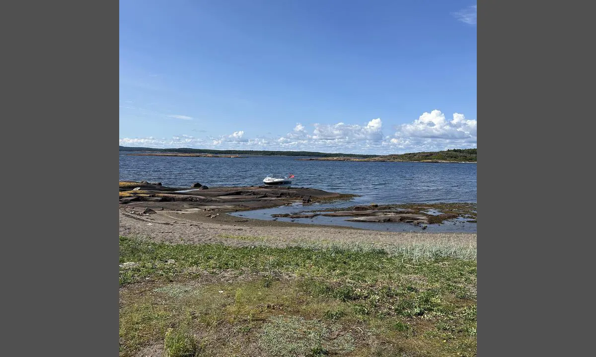 Ramsholmen: {"base": "no", "no": "Midt vestsiden", "se": "Mitten av v\u00e4stsidan", "en": "Middle west side", "da": "Midtvestsiden"}