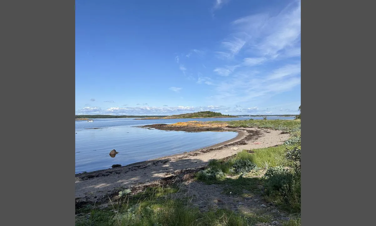 Ramsholmen: {"base": "da", "no": "Midt vestsiden", "se": "Mitt v\u00e4stsidan", "en": "Middle west side", "da": "Midt vestsiden"}