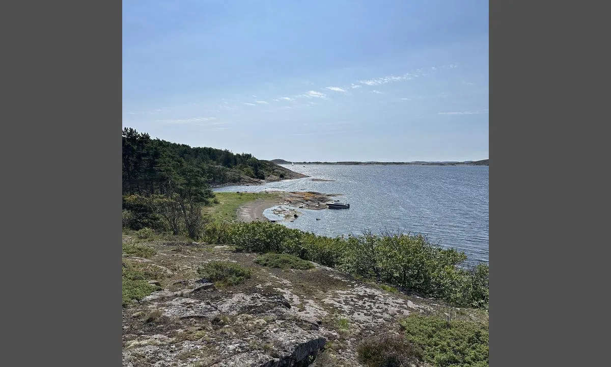 Ramsholmen: {"base": "no", "no": "Midt vestsiden.", "se": "Mitt v\u00e4stsidan.", "en": "Middle west side.", "da": "Midt vestsiden."}