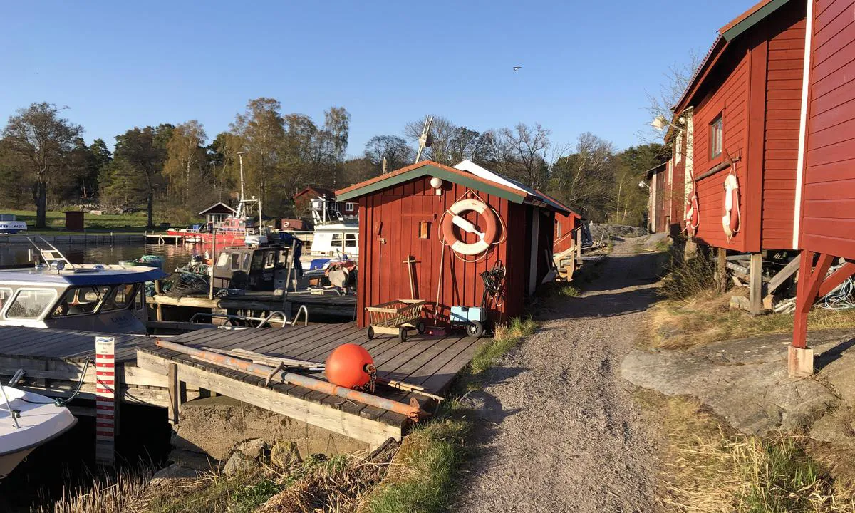 {"base": "en", "no": "Ramsmora er en gammel og koselig fiskerlandsby p\u00e5 M\u00f6ja.", "se": "Ramsmora \u00e4r en gammal och mysig fiskeby p\u00e5 M\u00f6ja.", "en": "Ramsmora is an old and cozy fising village at M\u00f6ja.", "da": "Ramsmora er en gammel og hyggelig fiskerby p\u00e5 M\u00f6ja."}