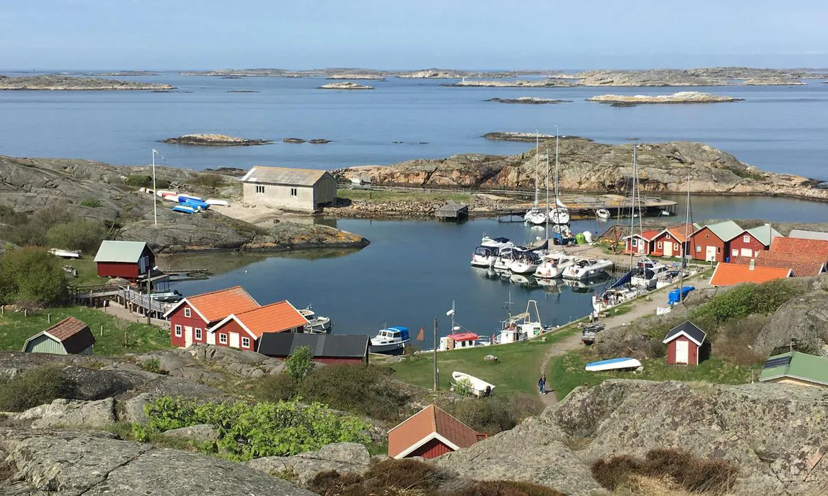 Ramsö: {"base": "no", "no": "Oversiktsbilde over havna.  Som det fremg\u00e5r av bildet er det mulig \u00e5 fort\u00f8ye seilb\u00e5ter ved den ytre brygga.  Det er ogs\u00e5 mulig \u00e5 fort\u00f8ye mot odden til venstre i bildet", "se": "<img src='harbour_overview.jpg' alt='\u00d6versiktsbild \u00f6ver hamnen. Som det framg\u00e5r av bilden \u00e4r det m\u00f6jligt att f\u00f6rt\u00f6ja segelb\u00e5tar vid den yttre bryggan. Det \u00e4r ocks\u00e5 m\u00f6jligt att f\u00f6rt\u00f6ja vid udden till v\u00e4nster i bilden.'>", "en": "Overview image of the harbor. As shown in the image, it is possible to moor sailboats at the outer pier. It is also possible to moor against the point to the left in the image.", "da": "Oversigtsbillede over havnen. Som det fremg\u00e5r af billedet er det muligt at fort\u00f8je sejlb\u00e5de ved den ydre bro. Det er ogs\u00e5 muligt at fort\u00f8je mod odden til venstre i billedet."}
