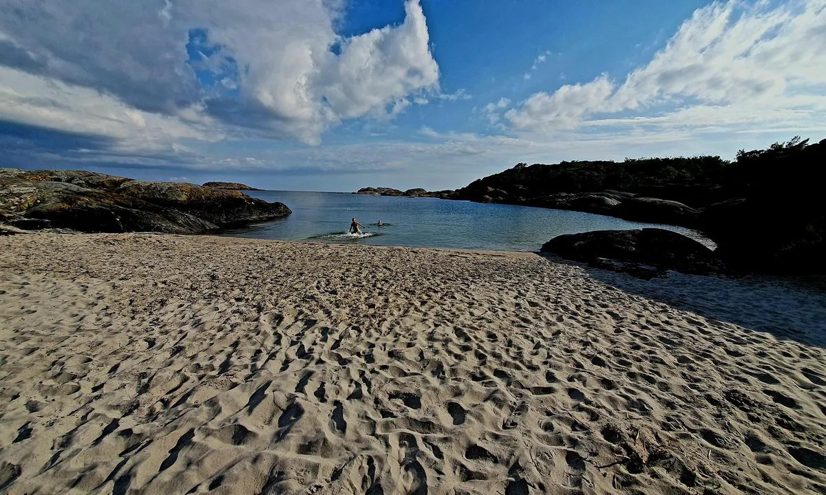 Ramsö: {"base": "no", "no": "Uansett hvilken vindretning det bl\u00e5ser fra, finner du alltid en sydenstrand i le.", "se": "Oavsett vilken vindriktning det bl\u00e5ser fr\u00e5n, hittar du alltid en sydstrand i l\u00e4.", "en": "Regardless of the wind direction, you will always find a sheltered southern beach.", "da": "Uanset hvilken vindretning det bl\u00e6ser fra, finder du altid en sydstrand i l\u00e6."}