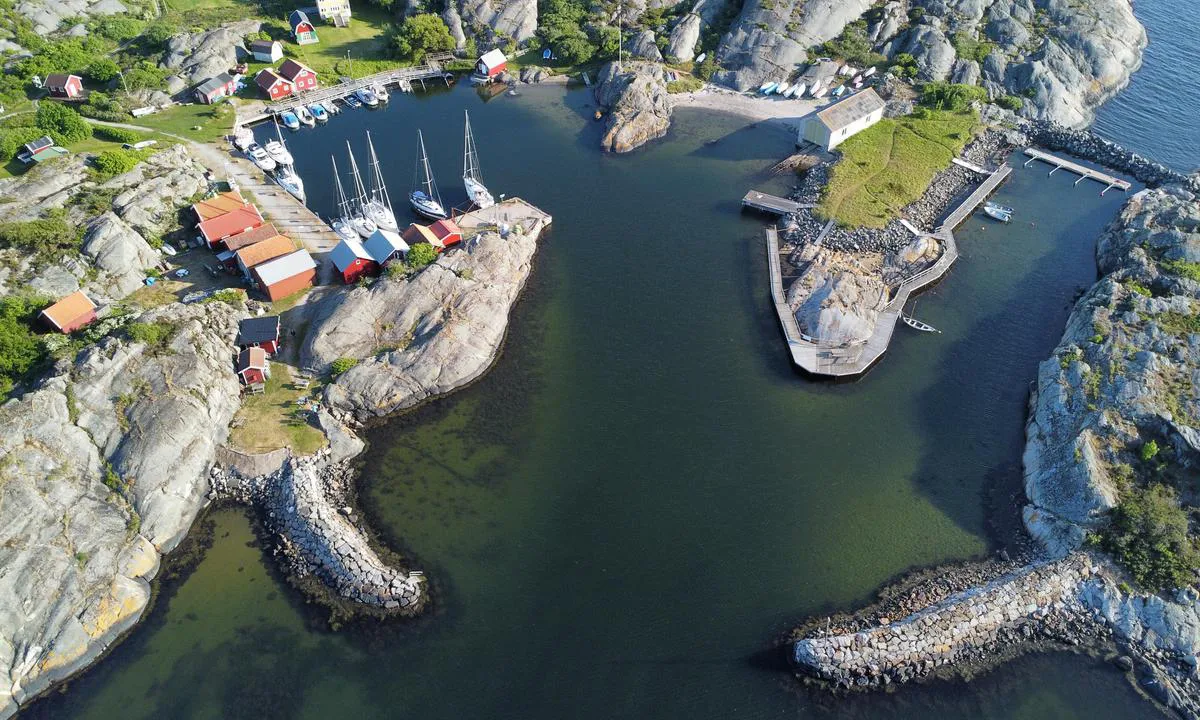 Ramsö: {"base": "en", "no": "Inngangen til Rams\u00f6. Seilb\u00e5ter fort\u00f8yer i den indre havnen til venstre, og mindre motorb\u00e5ter langs bryggen rett foran n\u00e5r du g\u00e5r inn i havnen.", "se": "Infarten till Rams\u00f6. Segelb\u00e5tar f\u00f6rt\u00f6jer i inre hamnen till v\u00e4nster, och mindre motorb\u00e5tar l\u00e4ngs kajen precis framf\u00f6r n\u00e4r du g\u00e5r in i hamnen.", "en": "The approach to Rams\u00f6. Sailboats moor in the inner harbour on the left, and smaller motorboats along the pier just in front as you enter the harbour.", "da": "Tilgangen til Rams\u00f6. Sejlb\u00e5de fort\u00f8jer i den indre havn til venstre, og mindre motorb\u00e5de langs kajen lige foran, n\u00e5r du kommer ind i havnen."}
