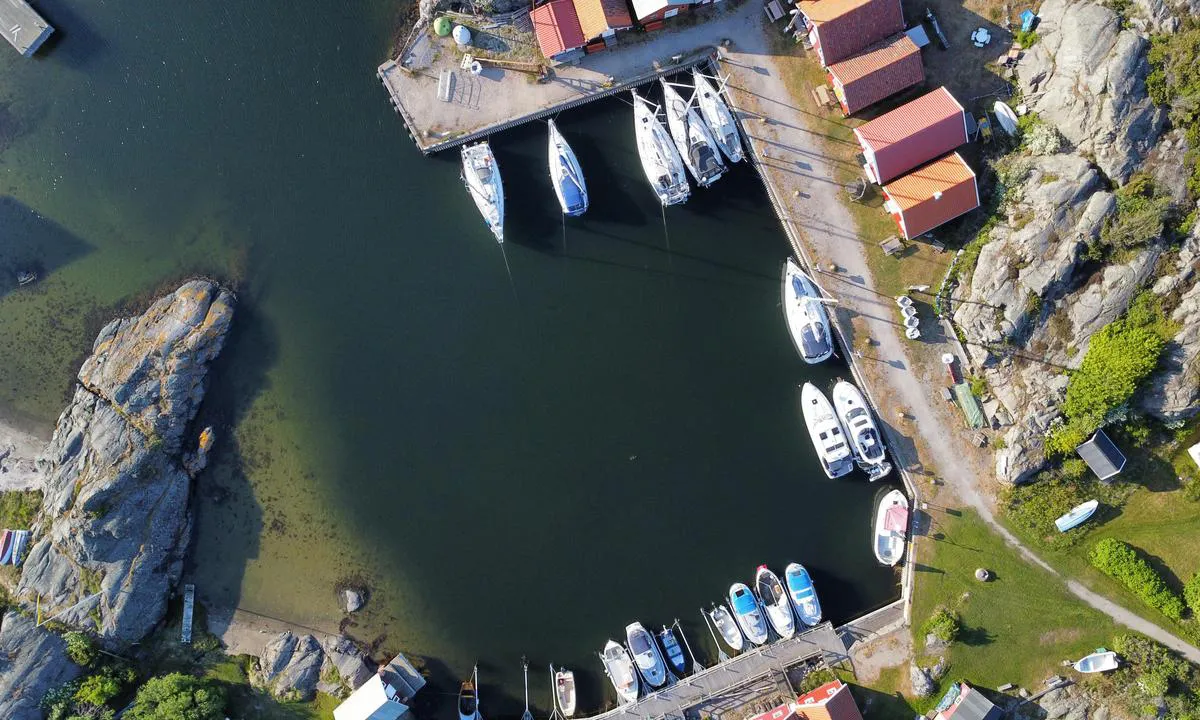 Ramsö: {"base": "en", "no": "Langside og hekkanker er den foretrukne fort\u00f8yningsmetoden for seilb\u00e5ter og st\u00f8rre motorb\u00e5ter i den indre havnen p\u00e5 Rams\u00f6.", "se": "Sida vid sida och akterankare \u00e4r den f\u00f6redragna f\u00f6rt\u00f6jningen f\u00f6r segelb\u00e5tar och st\u00f6rre motorb\u00e5tar i den inre hamnen p\u00e5 Rams\u00f6.", "en": "Longside and stern anchor is the preferred mooring for sailboats and larger motorboats in the inner harbour of Rams\u00f6.", "da": "Langskibs og agteranker er den foretrukne fort\u00f8jning for sejlb\u00e5de og st\u00f8rre motorb\u00e5de i den indre havn i Rams\u00f6."}