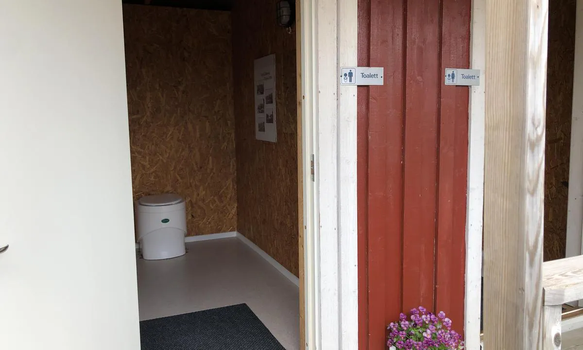 Ramsö: {"base": "en", "no": "Det er rene, t\u00f8rre toaletter n\u00e6r havnen i Rams\u00f6", "se": "Det finns rena torrtoaletter n\u00e4ra hamnen p\u00e5 Rams\u00f6", "en": "There are clean dry toilets close to the harbour of Rams\u00f6", "da": "Der er rene t\u00f8rtoiletter t\u00e6t p\u00e5 havnen i Rams\u00f6"}