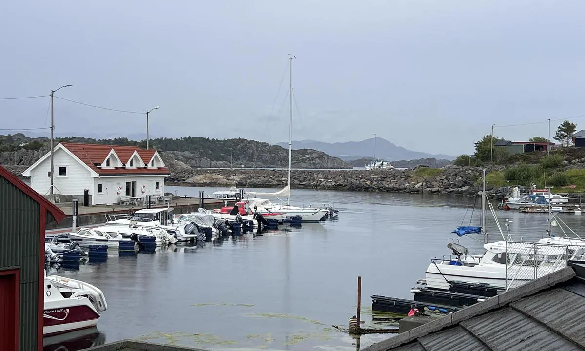 Ramsøy kai: {"base": "no", "no": "Lun og koselig havn p\u00e5 landfast \u00f8y.", "se": "Lugn och mysig hamn p\u00e5 en landfast \u00f6.", "en": "Sheltered and cozy harbor on a land-connected island.", "da": "Lun og hyggelig havn p\u00e5 landfast \u00f8."}