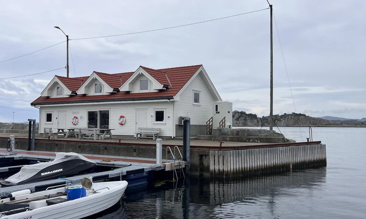 Ramsøy kai: {"base": "no", "no": "Gjestekai ved enden av moloen. Godt beskyttet for alle vindretninger.", "se": "G\u00e4stbrygga vid slutet av piren. V\u00e4l skyddad f\u00f6r alla vindriktningar.", "en": "Guest pier at the end of the breakwater. Well protected from all wind directions.", "da": "G\u00e6stekaj ved enden af molen. Godt beskyttet mod alle vindretninger."}
