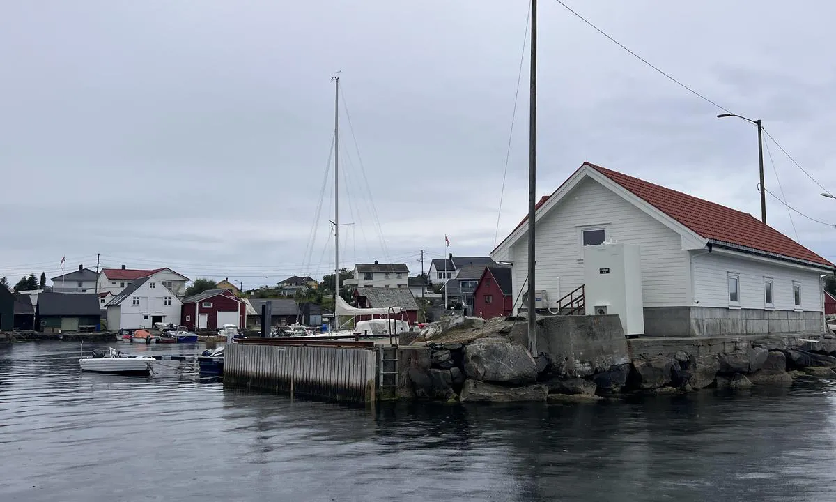 Ramsøy kai: {"base": "no", "no": "Gjestekai p\u00e5 enden av moloen.", "se": "G\u00e4stkaj vid \u00e4nden av piren.", "en": "Guest pier at the end of the breakwater.", "da": "G\u00e6stekaj p\u00e5 enden af molen."}