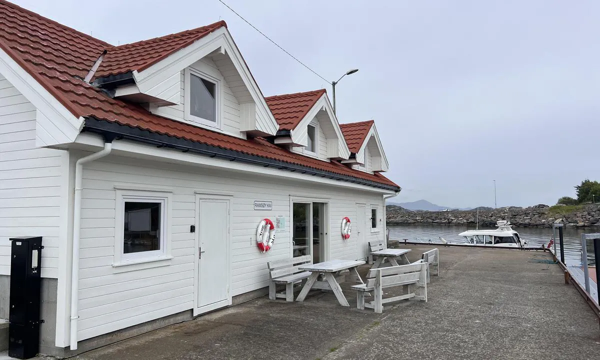 Ramsøy kai: {"base": "no", "no": "Bord og benker p\u00e5 moloen.", "se": "Bord och b\u00e4nkar p\u00e5 piren.", "en": "Tables and benches on the pier.", "da": "Borde og b\u00e6nke p\u00e5 molen."}