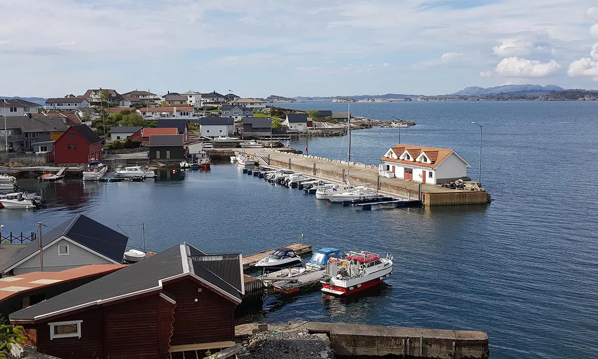 Ramsøy kai: {"base": "no", "no": "Gjesteplasser p\u00e5 enden av betongkai n\u00e6rmest fotograf (mot s\u00f8r). En gjesteplass p\u00e5 hver ende av flytebrygge. Ytterlige plasser p\u00e5 nord og nord\u00f8st enden av betongkai. Langs betongkai kan fler b\u00e5ter ligge i bredden.", "se": "G\u00e4stplatser vid \u00e4nden av betongkajen n\u00e4rmast fotografen (mot s\u00f6der). En g\u00e4stplats p\u00e5 varje \u00e4nde av flytbryggan. Ytterligare platser vid norra och nord\u00f6stra \u00e4nden av betongkajen. L\u00e4ngs betongkajen kan fler b\u00e5tar ligga bredvid varandra.", "en": "Guest spots at the end of the concrete quay closest to the photographer (towards the south). A guest spot at each end of the floating pier. Additional spaces on the north and northeast ends of the concrete quay. Along the concrete quay, multiple boats can be docked side by side.", "da": "G\u00e6stepladser p\u00e5 enden af betonkaj n\u00e6rmest fotograf (mod syd). En g\u00e6steplads p\u00e5 hver ende af flydebro. Yderligere pladser p\u00e5 nord og nord\u00f8st enden af betonkaj. Langs betonkaj kan flere b\u00e5de ligge side om side."}