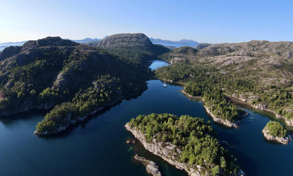 Ramsvika: {"base": "en", "no": "Fra s\u00f8r i grunt vann p\u00e5 3 til 4 meter.", "se": "Fr\u00e5n s\u00f6der i grunt vatten p\u00e5 3 till 4 meter.", "en": "From the south in shallow water of 3 to 4 meters.", "da": "Fra syd i lavvandede omr\u00e5der med 3 til 4 meters dybde."}