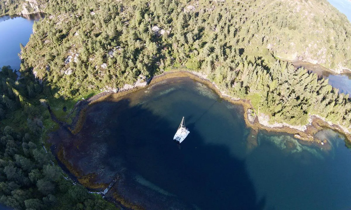 Ramsvika: {"base": "en", "no": "Akkurat passe plass, 15 meter med kjetting.", "se": "Tillr\u00e4ckligt med utrymme, 15 meter av kedja.", "en": "Just enough space, 15 meters of chain.", "da": "Lige nok plads, 15 meter k\u00e6de."}