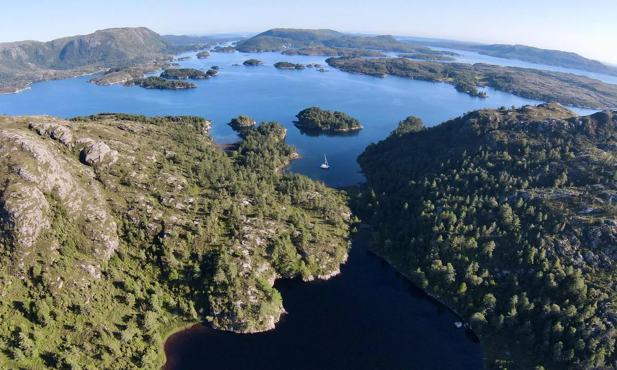 Ramsvika: {"base": "en", "no": "Fra nord er bukten forbundet til en ferskvannssj\u00f8. Den nordlige delen av bukten har en dybde p\u00e5 3 til 4 meter. Fortsatt nok.", "se": "Fr\u00e5n norr \u00e4r bukten ansluten till en insj\u00f6. Den norra delen av bukten har ett djup p\u00e5 3 till 4 meter. Fortfarande tillr\u00e4ckligt.", "en": "From the north, the bay is connected to a fresh water lake. The northern part of the bay has a depth of 3 to 4 meters. Still enough.", "da": "Fra nord er bugten forbundet med en ferskvandss\u00f8. Den nordlige del af bugten har en dybde p\u00e5 3 til 4 meter. Stadig nok."}