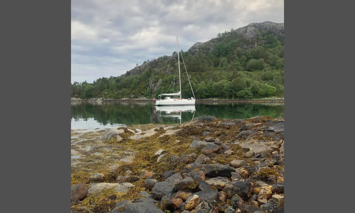 Ramsvika: Langrunnt og flott for å vasse i fjære. Men du kommer deg ikke i land uten jolle.