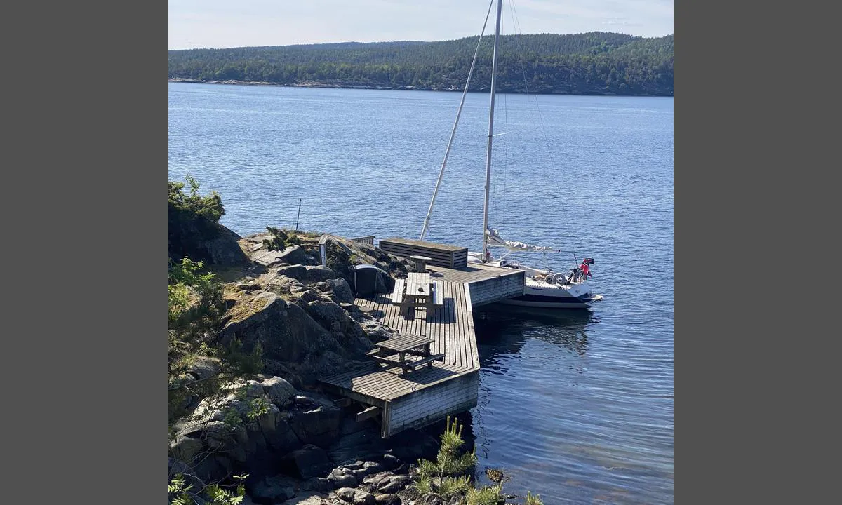 Ranvikholmen Nord: {"base": "no", "no": "Bryggen p\u00e5 nord-siden er ogs\u00e5 et godt alternativ. Ellers er det flere fort\u00f8yningsmuligheter i fjellet ved siden av. Det kan v\u00e6re mange b\u00e5ter her, s\u00e5 det settes pris p\u00e5 \u00e5 fort\u00f8ye med hekkanker til brygga. God dybde ytters? Og grunnere inn mot stranda.", "se": "Bryggan p\u00e5 norra sidan \u00e4r ocks\u00e5 ett bra alternativ. Annars finns det flera f\u00f6rt\u00f6jningsm\u00f6jligheter vid berget bredvid. Det kan vara m\u00e5nga b\u00e5tar h\u00e4r, s\u00e5 det uppskattas om man f\u00f6rt\u00f6jer med h\u00e4ckankare till bryggan. Godt djup ytterst? Och grundare in mot stranden.", "en": "The pier on the north side is also a good option. Otherwise, there are several mooring possibilities on the mountain nearby. There may be many boats here, so it is appreciated if you moor with a stern anchor to the pier. Good depth on the outer side? And shallower towards the beach.", "da": "Bryggen p\u00e5 nord-siden er ogs\u00e5 et godt alternativ. Ellers er der flere fort\u00f8jningsmuligheder i fjeldet ved siden af. Det kan v\u00e6re mange b\u00e5de her, s\u00e5 det v\u00e6rds\u00e6ttes at fort\u00f8je med agteranker til broen. God dybde yderst? Og grundere ind mod stranden."}