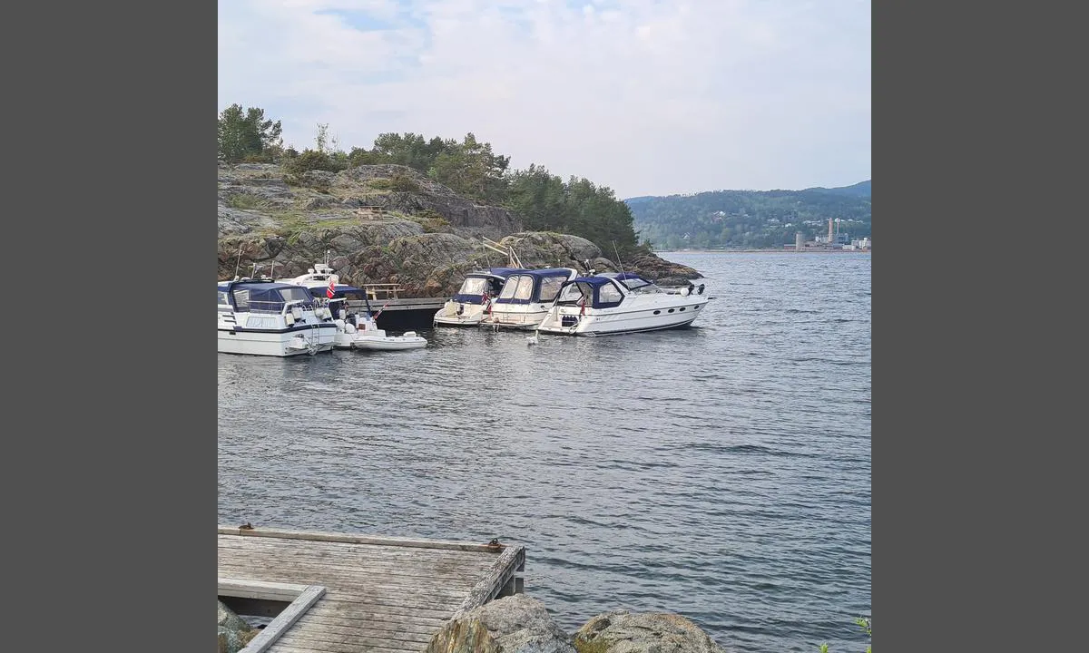 Ranvikholmen: {"base": "no", "no": "Koselig sted, noe ubehagelig ved nordavind, solen g\u00e5r litt fort ned, ellers masse e koselige grillplaser.", "se": "Mysig plats, n\u00e5got obehaglig vid nordvind, solen g\u00e5r ner lite snabbt, annars massor av mysiga grillplatser.", "en": "Cozy place, somewhat uncomfortable with north wind, the sun sets a bit quickly, otherwise lots of cozy barbecue spots.", "da": "Hyggeligt sted, noget ubehageligt ved nordenvind, solen g\u00e5r lidt hurtigt ned, ellers mange hyggelige grillpladser."}