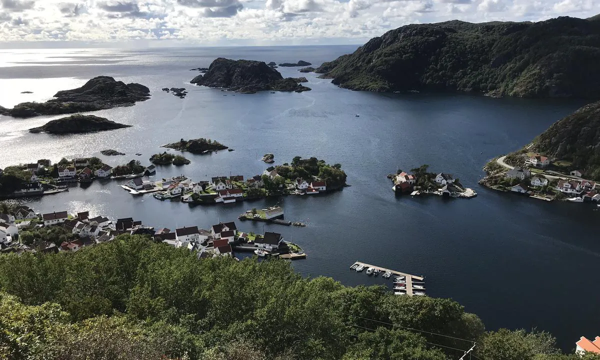 Rasvåg: Flytebrygga sett  fra motsatt side/landsida. Beste innseiling inn i Veisevågen ef lille kirkesundet som er helt til høyre på bildet.