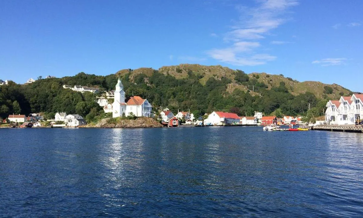 {"base": "no", "no": "Kirkehamn, en idyllisk plass", "se": "Kyrkhamn, en idyllisk plats", "en": "Kirkehamn, an idyllic place", "da": "Kirkehamn, en idyllisk plads"}
