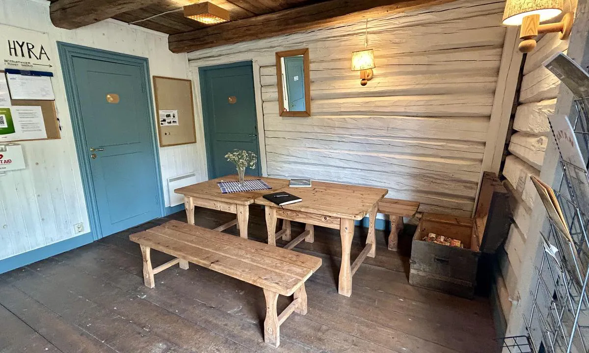 Ratan: {"base": "en", "no": "Sittehj\u00f8rne ved siden av kj\u00f8kkenet", "se": "Sittplats bredvid k\u00f6ket", "en": "Sitting corner next to the kitchen", "da": "Siddehj\u00f8rne ved siden af k\u00f8kkenet", "fr": "Coin salon \u00e0 c\u00f4t\u00e9 de la cuisine", "de": "Sitzecke neben der K\u00fcche", "es": "Rinc\u00f3n de estar junto a la cocina", "it": "Angolo seduta accanto alla cucina", "pt": "Canto de estar pr\u00f3ximo \u00e0 cozinha", "nl": "Zithoek naast de keuken", "pl": "K\u0105cik do siedzenia obok kuchni", "uk": "\u041c\u0456\u0441\u0446\u0435 \u0434\u043b\u044f \u0441\u0438\u0434\u0456\u043d\u043d\u044f \u043f\u043e\u0440\u0443\u0447 \u0437 \u043a\u0443\u0445\u043d\u0435\u044e", "ro": "Col\u021b de \u0219edere l\u00e2ng\u0103 buc\u0103t\u0103rie", "tr": "Mutfak yan\u0131ndaki oturma k\u00f6\u015fesi", "el": "\u0393\u03c9\u03bd\u03b9\u03ac \u03ba\u03b1\u03b8\u03b9\u03c3\u03c4\u03b9\u03ba\u03bf\u03cd \u03b4\u03af\u03c0\u03bb\u03b1 \u03c3\u03c4\u03b7\u03bd \u03ba\u03bf\u03c5\u03b6\u03af\u03bd\u03b1", "cs": "Posezen\u00ed vedle kuchyn\u011b", "hu": "\u00dcl\u0151sarok a konyha mellett", "fi": "Oleskelunurkka keitti\u00f6n vieress\u00e4", "bg": "\u042a\u0433\u044a\u043b \u0437\u0430 \u0441\u044f\u0434\u0430\u043d\u0435 \u0434\u043e \u043a\u0443\u0445\u043d\u044f\u0442\u0430", "sr": "Ugaona garnitura pored kuhinje", "et": "Istumisnurk k\u00f6\u00f6gi k\u00f5rval", "lv": "S\u0113dvieta pie virtuv\u012btes", "lt": "S\u0117dimasis kampelis \u0161alia virtuv\u0117s"}