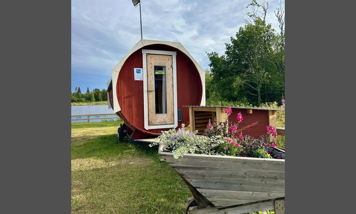Ratan: {"base": "en", "no": "Badstue med fin utsikt over den lille bukten", "se": "Bastu med fin utsikt \u00f6ver den lilla viken", "en": "Sauna with a nice view into the small bay", "da": "Sauna med en smuk udsigt over den lille bugt", "fr": "Sauna avec une belle vue sur la petite baie", "de": "Sauna mit sch\u00f6nem Blick auf die kleine Bucht", "es": "Sauna con una buena vista a la peque\u00f1a bah\u00eda", "it": "Sauna con una bella vista sulla piccola baia", "pt": "Sauna com uma vista agrad\u00e1vel para a pequena ba\u00eda", "nl": "Sauna met een mooi uitzicht op de kleine baai", "pl": "Sauna z \u0142adnym widokiem na ma\u0142\u0105 zatok\u0119", "uk": "\u0421\u0430\u0443\u043d\u0430 \u0437 \u0447\u0443\u0434\u043e\u0432\u0438\u043c \u0432\u0438\u0434\u043e\u043c \u043d\u0430 \u043d\u0435\u0432\u0435\u043b\u0438\u043a\u0443 \u0431\u0443\u0445\u0442\u0443", "ro": "Saun\u0103 cu o priveli\u0219te pl\u0103cut\u0103 spre mica golfule\u021b", "tr": "K\u00fc\u00e7\u00fck koy manzaral\u0131 g\u00fczel bir sauna", "el": "\u03a3\u03ac\u03bf\u03c5\u03bd\u03b1 \u03bc\u03b5 \u03c9\u03c1\u03b1\u03af\u03b1 \u03b8\u03ad\u03b1 \u03c3\u03c4\u03bf\u03bd \u03bc\u03b9\u03ba\u03c1\u03cc \u03ba\u03cc\u03bb\u03c0\u03bf", "cs": "Sauna s hezk\u00fdm v\u00fdhledem na malou z\u00e1toku", "hu": "Szauna, kil\u00e1t\u00e1ssal a kis \u00f6b\u00f6lre", "fi": "Sauna, josta on kaunis n\u00e4kym\u00e4 pieneen lahteen", "bg": "\u0421\u0430\u0443\u043d\u0430 \u0441 \u043f\u0440\u0435\u043a\u0440\u0430\u0441\u0435\u043d \u0438\u0437\u0433\u043b\u0435\u0434 \u043a\u044a\u043c \u043c\u0430\u043b\u043a\u0438\u044f \u0437\u0430\u043b\u0438\u0432", "sr": "Sauna sa lepim pogledom na malu uvalu", "et": "Saun kena vaatega v\u00e4ikesesse lahte", "lv": "Pirts ar jauku skatu uz mazo l\u012bci", "lt": "Pirtis su gra\u017eiu vaizdu \u012f ma\u017e\u0105 \u012flank\u0117l\u0119"}