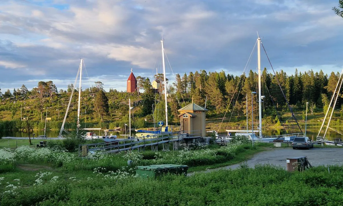 Ratan: {"base": "en", "no": "Havnen, med \u00f8ya i bakgrunnen", "se": "Hamnen, med \u00f6n i bakgrunden", "en": "The harbour, with the island in the background", "da": "Havnen med \u00f8en i baggrunden", "fr": "Le port, avec l'\u00eele en arri\u00e8re-plan", "de": "Der Hafen, mit der Insel im Hintergrund", "es": "El puerto, con la isla al fondo", "it": "Il porto, con l'isola sullo sfondo", "pt": "O porto, com a ilha ao fundo", "nl": "De haven, met het eiland op de achtergrond", "pl": "Port, z wysp\u0105 w tle", "uk": "\u0413\u0430\u0432\u0430\u043d\u044c, \u0437 \u043e\u0441\u0442\u0440\u043e\u0432\u043e\u043c \u043d\u0430 \u0437\u0430\u0434\u043d\u044c\u043e\u043c\u0443 \u043f\u043b\u0430\u043d\u0456", "ro": "Portul, cu insula pe fundal", "tr": "Liman\u0131n arkada aday\u0131 g\u00f6rebilece\u011finiz g\u00f6r\u00fcnt\u00fcs\u00fc", "el": "\u03a4\u03bf \u03bb\u03b9\u03bc\u03ac\u03bd\u03b9, \u03bc\u03b5 \u03c4\u03bf \u03bd\u03b7\u03c3\u03af \u03c3\u03c4\u03bf \u03c0\u03b1\u03c1\u03b1\u03c3\u03ba\u03ae\u03bd\u03b9\u03bf", "cs": "P\u0159\u00edstav s ostrovem v pozad\u00ed", "hu": "A kik\u00f6t\u0151, a szigettel a h\u00e1tt\u00e9rben", "fi": "Satama, saari taustalla", "bg": "\u041f\u0440\u0438\u0441\u0442\u0430\u043d\u0438\u0449\u0435\u0442\u043e, \u0441\u044a\u0441 \u043e\u0441\u0442\u0440\u043e\u0432\u0430 \u043d\u0430 \u0437\u0430\u0434\u0435\u043d \u043f\u043b\u0430\u043d", "sr": "\u041b\u0443\u043a\u0430, \u0441\u0430 \u043e\u0441\u0442\u0440\u0432\u043e\u043c \u0443 \u043f\u043e\u0437\u0430\u0434\u0438\u043d\u0438", "et": "Sadam, taustal saar", "lv": "Osta, ar salu fon\u0101", "lt": "Uostas, su sala fone"}