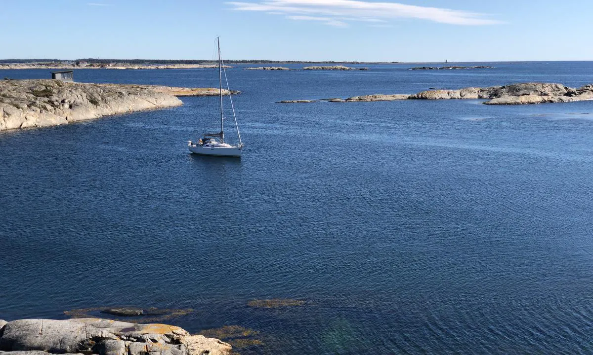 {"base": "no", "no": "P\u00e5 Rauane ligger du omkranset av blankskurte holmer og skj\u00e6r.", "se": "P\u00e5 Rauane ligger du omgiven av sl\u00e4tslipade holmar och sk\u00e4r.", "en": "At Rauane, you are surrounded by smoothly polished islets and skerries.", "da": "P\u00e5 Rauane ligger du omgivet af blankpolerede holme og sk\u00e6r."}
