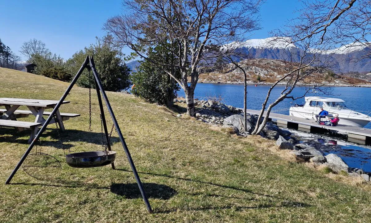 Raudøya: {"base": "no", "no": "Grillplassen ved den s\u00f8r\u00f8stlige gjestebrygga.", "se": "Grillplatsen vid den syd\u00f6stra g\u00e4stbryggan.", "en": "The barbecue area by the southeastern guest dock.", "da": "Grillpladsen ved den syd\u00f8stlige g\u00e6stebro."}