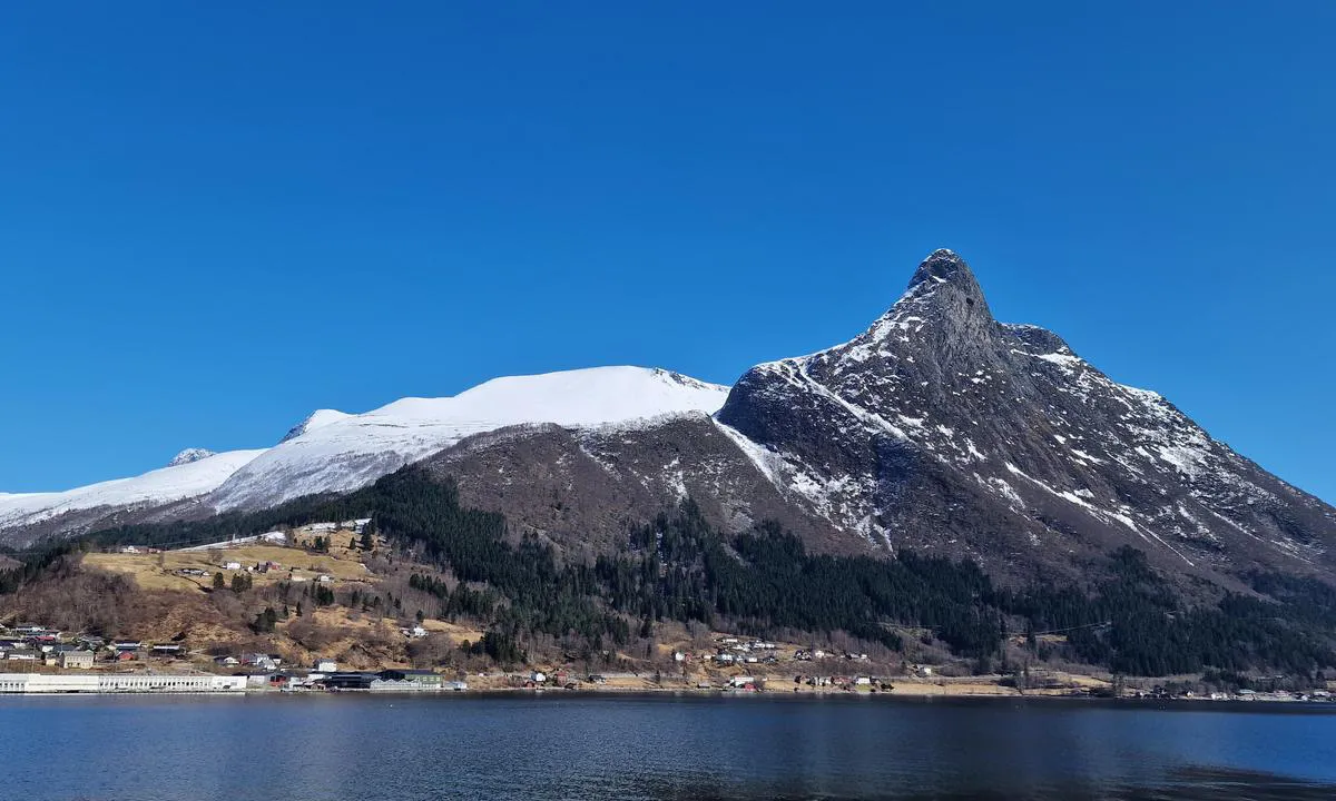 Raudøya: {"base": "no", "no": "Liadalsnipa.", "se": "Liadalsnipa.", "en": "Liadalsnipa.", "da": "Liadalsnipa."}