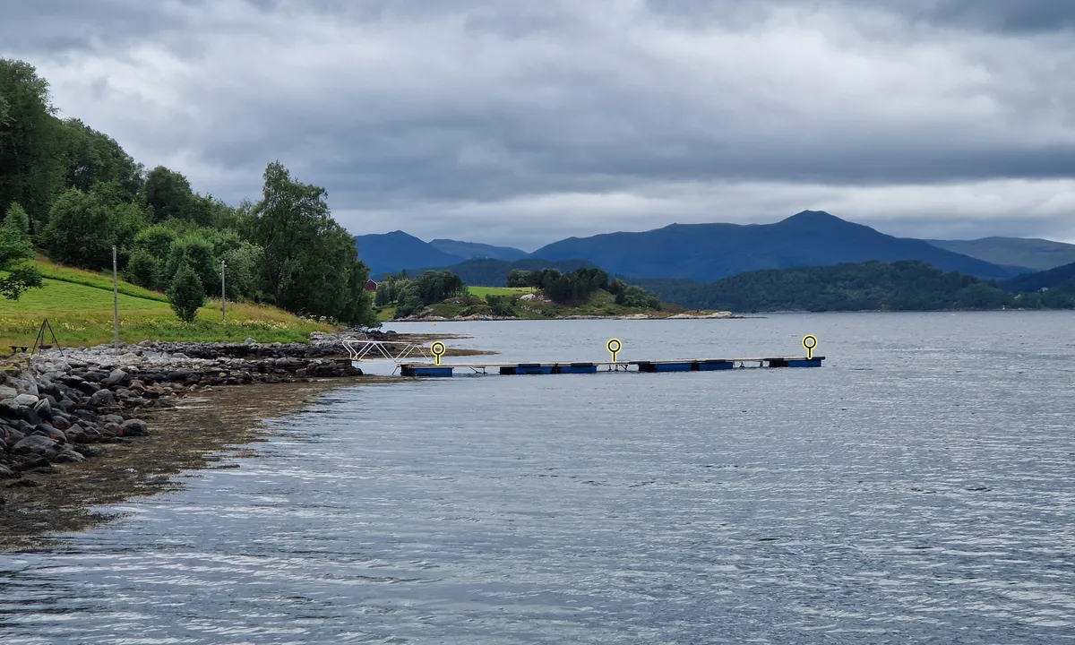 Raudøya: Restricted to shallow draft boats from 0.6m (left side), 1m (middle) to 1.5m (right end) at tide 0.
Better check your tide table (ref Alesund)