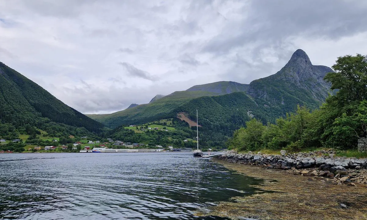 Raudøya: {"base": "en", "no": "Fantastisk landskap. God ly og behagelig vanndybde. ~ 2.8m ved tidevann 0. Fort\u00f8yningspullerten p\u00e5 den flytebryggen er fin og enkel \u00e5 bruke.", "se": "Fantastisk utsikt. Bra skydd och bekv\u00e4m vattendjup. ~ 2,8m vid tidvatten 0. F\u00f6rt\u00f6jningsdollen p\u00e5 den pontonen \u00e4r trevlig och l\u00e4tt att anv\u00e4nda.", "en": "Great scenery. Good shelter and comfortable water depth.\r\n~ 2.8m at tide 0.\r\nThe mooring cleat on that pontoon are nice and easy to use.", "da": "Fantastiske omgivelser. God beskyttelse og behagelig vanddybde. <br> ~ 2,8m ved tidevand 0. <br> Fort\u00f8jningsklampen p\u00e5 den bro er flotte og nemme at bruge.", "fr": "Paysage magnifique. Bon abri et profondeur d'eau confortable. ~ 2,8m \u00e0 mar\u00e9e 0. Les bitte d'amarrage sur ce ponton sont bien et faciles \u00e0 utiliser.", "de": "Gro\u00dfartige Landschaft. Guter Schutz und angenehme Wassertiefe.<br>~ 2,8 m bei Ebbe.<br>Die Festmacherklampen auf diesem Ponton sind sch\u00f6n und einfach zu benutzen.", "es": "Gran paisaje. Buen abrigo y una c\u00f3moda profundidad de agua. ~ 2,8 m en la marea 0. Las bitas de amarre en ese pantal\u00e1n son agradables y f\u00e1ciles de usar.", "it": "Splendido paesaggio. Buon riparo e profondit\u00e0 dell'acqua confortevole. ~ 2,8m a marea 0. La bitta d'ormeggio su quel pontile \u00e8 bella e facile da usare.", "pt": "\u00d3tima paisagem. Bom abrigo e profundidade de \u00e1gua confort\u00e1vel. ~ 2,8m na mar\u00e9 0.<br>As cunhas de amarra\u00e7\u00e3o nesse pont\u00e3o s\u00e3o agrad\u00e1veis e f\u00e1ceis de usar.", "nl": "Geweldige omgeving. Goede beschutting en comfortabele waterdiepte.<br>~ 2,8m bij getij 0.<br>De meerbolder op die drijvende steiger zijn mooi en gemakkelijk te gebruiken.", "pl": "Wspania\u0142e widoki. Dobre schronienie i wygodna g\u0142\u0119boko\u015b\u0107 wody. ~ 2,8 m przy poziomie p\u0142ywu 0. Poler na tym p\u0142ywaj\u0105cym pomo\u015bcie jest \u0142adny i \u0142atwy w u\u017cyciu.", "uk": "\u0427\u0443\u0434\u043e\u0432\u0456 \u043f\u0435\u0439\u0437\u0430\u0436\u0456. \u0425\u043e\u0440\u043e\u0448\u0438\u0439 \u0437\u0430\u0445\u0438\u0441\u0442 \u0456 \u043a\u043e\u043c\u0444\u043e\u0440\u0442\u043d\u0430 \u0433\u043b\u0438\u0431\u0438\u043d\u0430 \u0432\u043e\u0434\u0438. ~ 2,8\u043c \u043f\u0440\u0438 \u0432\u0456\u0434\u043b\u0438\u0432\u0456 0. \u0428\u0432\u0430\u0440\u0442\u043e\u0432\u0438 \u043d\u0430 \u0446\u044c\u043e\u043c\u0443 \u043f\u043e\u043d\u0442\u043e\u043d\u0456 \u0433\u0430\u0440\u043d\u0456 \u0442\u0430 \u0437\u0440\u0443\u0447\u043d\u0456 \u0443 \u0432\u0438\u043a\u043e\u0440\u0438\u0441\u0442\u0430\u043d\u043d\u0456.", "ro": "Peisaj minunat. Ad\u0103post bun \u0219i ad\u00e2ncime confortabil\u0103 a apei.<br/>~ 2,8m la mareea 0.<br/>Clema de ancorare de pe acel ponton este pl\u0103cut\u0103 \u0219i u\u0219or de utilizat.", "tr": "Harika manzara. \u0130yi bar\u0131nak ve rahat su derinli\u011fi. ~ 0 gelgitinde 2.8m. O pontondaki ba\u011flama babas\u0131 ho\u015f ve kullan\u0131m\u0131 kolay.", "el": "\u03a5\u03c0\u03ad\u03c1\u03bf\u03c7\u03bf \u03c4\u03bf\u03c0\u03af\u03bf. \u039a\u03b1\u03bb\u03ae \u03c0\u03c1\u03bf\u03c3\u03c4\u03b1\u03c3\u03af\u03b1 \u03ba\u03b1\u03b9 \u03ac\u03bd\u03b5\u03c4\u03bf \u03b2\u03ac\u03b8\u03bf\u03c2 \u03bd\u03b5\u03c1\u03bf\u03cd. ~ 2,8\u03bc \u03c3\u03b5 \u03c7\u03b1\u03bc\u03b7\u03bb\u03ae \u03c0\u03b1\u03bb\u03af\u03c1\u03c1\u03bf\u03b9\u03b1. \u039f \u03b4\u03ad\u03c4\u03b7\u03c2 \u03c3\u03b5 \u03b5\u03ba\u03b5\u03af\u03bd\u03b7 \u03c4\u03b7\u03bd \u03c0\u03bb\u03c9\u03c4\u03ae \u03c0\u03bb\u03b1\u03c4\u03c6\u03cc\u03c1\u03bc\u03b1 \u03b5\u03af\u03bd\u03b1\u03b9 \u03c9\u03c1\u03b1\u03af\u03bf\u03c2 \u03ba\u03b1\u03b9 \u03b5\u03cd\u03ba\u03bf\u03bb\u03bf\u03c2 \u03c3\u03c4\u03b7 \u03c7\u03c1\u03ae\u03c3\u03b7.", "cs": "Skv\u011bl\u00e9 scen\u00e9rie. Dobr\u00e9 \u00fato\u010di\u0161t\u011b a pohodln\u00e1 hloubka vody. ~ 2,8 m p\u0159i p\u0159\u00edlivu 0. Kotv\u00edc\u00ed vaz\u00e1k na tom pontonu je p\u011bkn\u00fd a snadno pou\u017eiteln\u00fd.", "hu": "Sz\u00e9p l\u00e1tk\u00e9p. J\u00f3 mened\u00e9k \u00e9s kellemes v\u00edzm\u00e9lys\u00e9g. ~ 2,8m ap\u00e1lykor. A m\u00f3l\u00f3n l\u00e9v\u0151 kik\u00f6t\u00e9si bakok sz\u00e9pek \u00e9s k\u00f6nnyen haszn\u00e1lhat\u00f3k.", "fi": "Upeat maisemat. Hyv\u00e4 suoja ja mukava veden syvyys.<br>~ 2,8 m nousuveden ollessa 0.<br>L\u00e4ht\u00f6laiturin pollari on mukava ja helppok\u00e4ytt\u00f6inen.", "bg": "\u0427\u0443\u0434\u0435\u0441\u043d\u0430 \u043f\u0440\u0438\u0440\u043e\u0434\u0430. \u0414\u043e\u0431\u0440\u043e \u0443\u0431\u0435\u0436\u0438\u0449\u0435 \u0438 \u0443\u0434\u043e\u0431\u043d\u0430 \u0434\u044a\u043b\u0431\u043e\u0447\u0438\u043d\u0430 \u043d\u0430 \u0432\u043e\u0434\u0430\u0442\u0430.<br>~ 2.8\u043c \u043f\u0440\u0438 \u043e\u0442\u043b\u0438\u0432 0.<br>\u0417\u0430\u0432\u0435\u0441\u043d\u0430\u0442\u0430 \u0441\u043a\u043e\u0431\u0430 \u043d\u0430 \u0442\u043e\u0437\u0438 \u043f\u043e\u043d\u0442\u043e\u043d \u0435 \u0445\u0443\u0431\u0430\u0432\u0430 \u0438 \u043b\u0435\u0441\u043d\u0430 \u0437\u0430 \u0438\u0437\u043f\u043e\u043b\u0437\u0432\u0430\u043d\u0435.", "sr": "\u041f\u0440\u0435\u0434\u0438\u0432\u0430\u043d \u043f\u0435\u0458\u0437\u0430\u0436. \u0414\u043e\u0431\u0440\u043e \u0437\u0430\u043a\u043b\u043e\u043d \u0438 \u0443\u0434\u043e\u0431\u043d\u0430 \u0434\u0443\u0431\u0438\u043d\u0430 \u0432\u043e\u0434\u0435. \n~ 2,8\u043c \u043d\u0430 \u043f\u043b\u0438\u043c\u0430 0.\n\u041f\u0440\u0438\u0447\u0432\u0440\u0441\u043d\u0435 \u043a\u0459\u0443\u0447\u043d\u0438\u0446\u0435 \u043d\u0430 \u0442\u043e\u043c \u043f\u043e\u043d\u0442\u043e\u043d\u0443 \u0441\u0443 \u043b\u0435\u043f\u0435 \u0438 \u043b\u0430\u043a\u0435 \u0437\u0430 \u043a\u043e\u0440\u0438\u0448\u045b\u0435\u045a\u0435.", "et": "Suurep\u00e4rane maastik. Hea varjupaik ja mugav vees\u00fcgavus.\n~ 2,8 m loodetusega 0.\nSellel pontoonil asuv kinnitamisk\u00f5rv on kena ja h\u00f5lpsasti kasutatav.", "lv": "Skaistas ainavas. Laba patv\u0113ruma vieta un piem\u0113rots \u016bdens dzi\u013cums. ~ 2,8 m pie zema paisuma. Pontona piest\u0101t\u0146u bultskr\u016bves \u0161eit ir \u0113rtas un viegli izmantojamas.", "lt": "Puik\u016bs vaizdai. Geras priedanga ir patogus vandens gylis.<br/>~ 2,8 m, kai n\u0117ra potvynio.<br/>\u0160vartavimosi dalis ant to pontono yra puiki ir lengvai naudojama."}