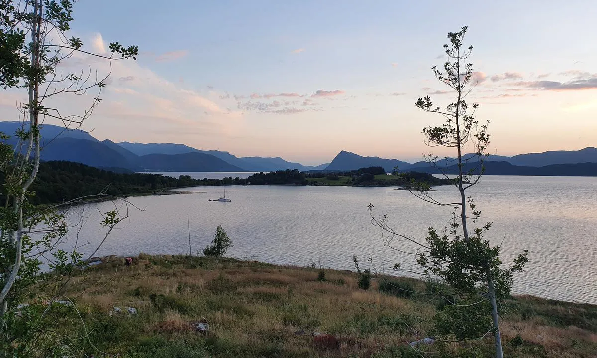 Raudøyna: {"base": "no", "no": "Blikk mot vest fra Raud\u00f8yholmen", "se": "Utsikt mot v\u00e4st fr\u00e5n Raud\u00f8yholmen", "en": "View towards the west from Raud\u00f8yholmen", "da": "Blik mod vest fra Raud\u00f8yholmen"}
