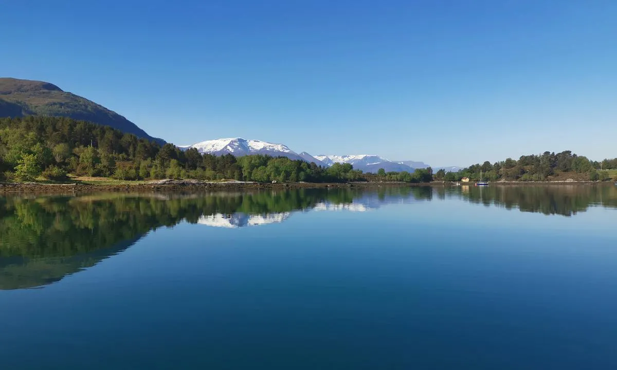 Raudøyna: {"base": "no", "no": "Blikkstille vann.", "se": "Spegelblankt vatten.", "en": "Mirror-like water.", "da": "Blikstille vand."}