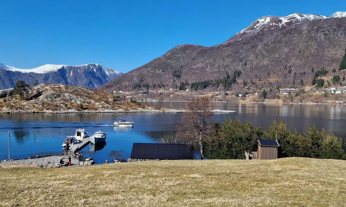 Raudøya: {"base": "no", "no": "Nauustet med ved, fri bruk, og det lille skuret til h\u00f8yre med toalett.", "se": "B\u00e5thuset med ved, fri anv\u00e4ndning, och den lilla skjulet till h\u00f6ger med toalett.", "en": "The boathouse with firewood, free use, and the small shed to the right with a toilet.", "da": "Nauustet med br\u00e6nde, fri afbenyttelse, og den lille skur til h\u00f8jre med toilet."}
