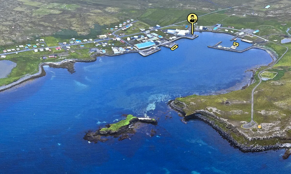 Raufarhöfn: Outer and inner harbour. Entrace from the left.