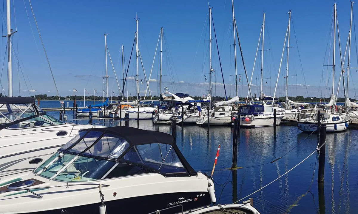 Reersø Fiskeri og lystbådehavn: {"base": "de", "no": "<p>Reers\u00f8 Maria og fiskerihavn</p>", "se": "Reers\u00f8 Maria och fiskerihamn", "en": "Reers\u00f8 Maria and Fishing Harbour", "da": "Reers\u00f8 Maria og Fiskerihavn", "fr": "Reers\u00f8 Maria et port de p\u00eache", "de": "Reers\u00f8 Maria und -Fischereihafen", "es": "Reers\u00f8 Puerto de Maria y pesquero", "it": "Porto di Reers\u00f8 Maria e Porto di Pesca", "pt": "Reers\u00f8 Maria e -Porto de Pesca", "nl": "Reers\u00f8 Maria en Visserijhaven", "pl": "Reers\u00f8 Maria i port rybacki", "uk": "\u0420\u0435\u0440\u0441\u044c\u043e \u041c\u0430\u0440\u0456\u044f \u0442\u0430 -\u0440\u0438\u0431\u043d\u0438\u0439 \u043f\u043e\u0440\u0442", "ro": "Portul de pescuit \u0219i de agrement Reers\u00f8", "tr": "Reers\u00f8 Maria ve Bal\u0131k\u00e7\u0131 Liman\u0131", "el": "\u039b\u03b9\u03bc\u03ac\u03bd\u03b9 Reers\u00f8 Maria \u03ba\u03b1\u03b9 \u03b1\u03bb\u03b9\u03b5\u03c5\u03c4\u03b9\u03ba\u03cc \u03bb\u03b9\u03bc\u03ac\u03bd\u03b9", "cs": "Reers\u00f8 Maria und -ryb\u00e1\u0159sk\u00fd p\u0159\u00edstav", "hu": "Reers\u00f8 Maria \u00e9s Hal\u00e1szkik\u00f6t\u0151", "fi": "Reers\u00f8 Maria - ja kalasatama", "bg": "\u041f\u0440\u0438\u0441\u0442\u0430\u043d\u0438\u0449\u0435 \u0437\u0430 \u043b\u043e\u0434\u043a\u0438 \u0438 \u0440\u0438\u0431\u0430\u0440\u0441\u043a\u043e \u043f\u0440\u0438\u0441\u0442\u0430\u043d\u0438\u0449\u0435 \u0420\u0435\u0440\u0441\u044c\u043e \u041c\u0430\u0440\u0438\u044f", "sr": "\u041b\u0443\u043a\u0430 \u0438 -\u0440\u0438\u0431a\u0440\u0441\u043a\u0430 \u043b\u0443\u043a\u0430 \u0420\u0435\u0440\u0441\u0451 \u041c\u0430\u0440\u0438\u0458\u0430", "et": "Reers\u00f8 Maria ja -kalasadam", "lv": "Reers\u00f8 Maria un zvejas osta", "lt": "Reers\u00f8 Maria ir -\u017evejybos uostas"}