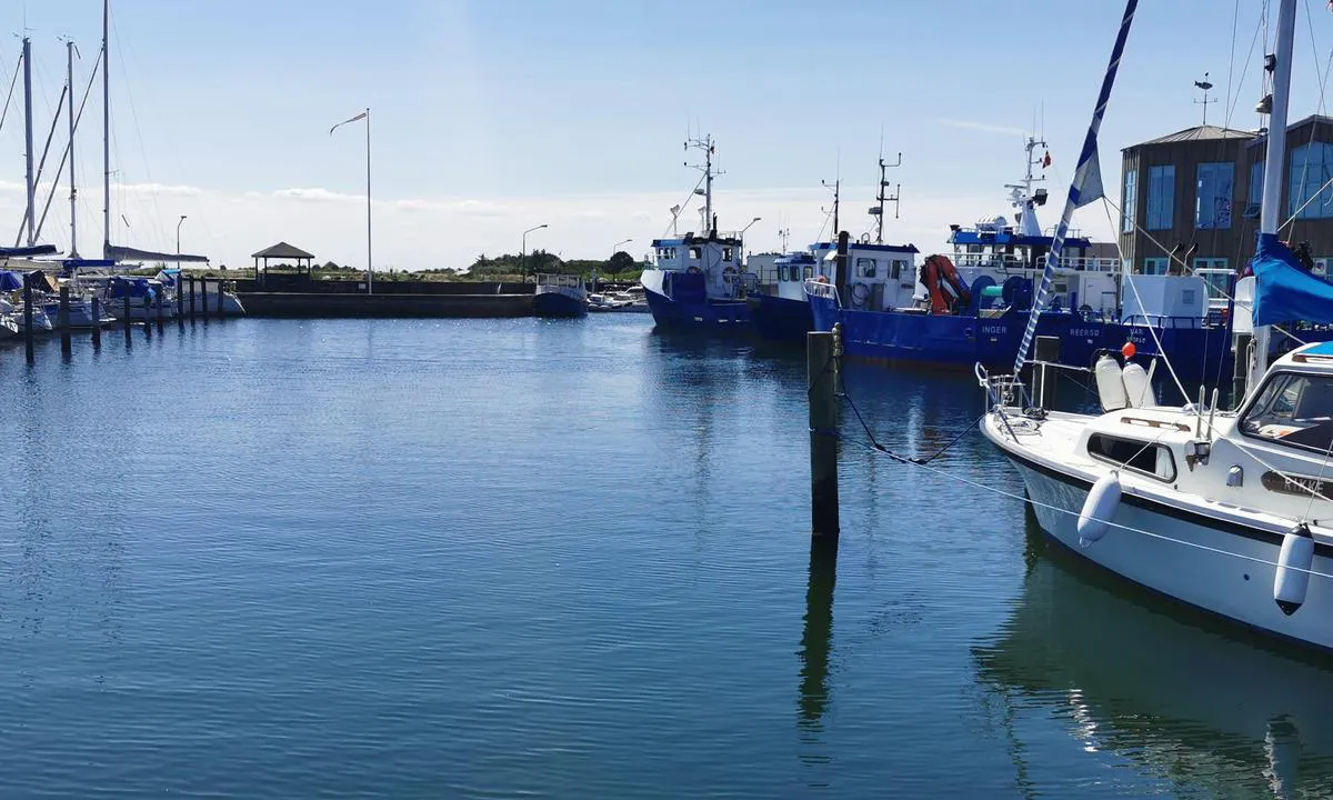 Reersø Fiskeri og lystbådehavn: {"base": "de", "no": "Reers\u00f8 Maria- og fiskerihavn", "se": "Reers\u00f8 Maria- och fiskehamn", "en": "Reers\u00f8 Maria and -Fishing Harbor", "da": "Reers\u00f8 Maria- og Fiskerihavn", "fr": "Reers\u00f8 Maria et port de p\u00eache", "de": "Reers\u00f8 Maria und -Fischereihafen", "es": "Puerto de Reers\u00f8 Maria y -Pesquero", "it": "Porto di Reers\u00f8 Maria e -Peschereccio", "pt": "Reers\u00f8 Maria e -Porto de Pesca", "nl": "Reers\u00f8 Maria- und Vissershaven", "pl": "Reers\u00f8 Maria und -Fischereihafen", "uk": "\u0420\u0435\u0454\u0440\u0441\u0435 \u041c\u0430\u0440\u0456\u044f \u0442\u0430 -\u0420\u0438\u0431\u0430\u043b\u044c\u0441\u044c\u043a\u0438\u0439 \u043f\u043e\u0440\u0442", "ro": "Porturile Reers\u00f8 Maria \u0219i -Pesc\u0103resc", "tr": "Reers\u00f8 Maria ve Bal\u0131k\u00e7\u0131 Liman\u0131", "el": "\u039c\u03b1\u03c1\u03af\u03bd\u03b1 \u03ba\u03b1\u03b9 \u03bb\u03b9\u03bc\u03ac\u03bd\u03b9 \u03b1\u03bb\u03b9\u03b5\u03af\u03b1\u03c2 \u03a1\u03b5\u03c1\u03c3\u03ad", "cs": "Reers\u00f8 Maria a -Fiskerihavn", "hu": "Reers\u00f8 Maria \u00e9s Hal\u00e1szkik\u00f6t\u0151", "fi": "Reers\u00f8 Maria ja -kalasatama", "bg": "\u041f\u0440\u0438\u0441\u0442\u0430\u043d\u0438\u0449\u0435 \u0420\u0438\u0440\u0441\u044c\u043e \u041c\u0430\u0440\u0438\u044f \u0438 \u0420\u0438\u0431\u0430\u0440\u0441\u043a\u043e \u043f\u0440\u0438\u0441\u0442\u0430\u043d\u0438\u0449\u0435", "sr": "\u0420\u0435\u0435\u0440\u0441\u0451 \u041c\u0430\u0440\u0438\u0458\u0430 \u0438 -\u0440\u0438\u0431\u0430\u0440\u0441\u043a\u0430 \u043b\u0443\u043a\u0430", "et": "Reers\u00f8 Maria ja -kalasadam", "lv": "Reers\u00f8 Maria und -Zvejas osta", "lt": "Reers\u00f8 Maria ir \u017evej\u0173 uostas"}
