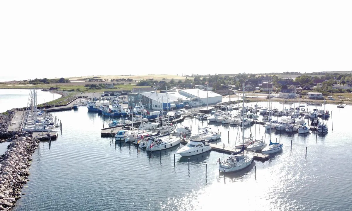 Reersø Fiskeri og lystbådehavn: {"base": "de", "no": "Reers\u00f8 Maria og fiskerihavn", "se": "Reers\u00f8 Maria och -Fiskehamn", "en": "Reers\u00f8 Marina and Fishing Harbour", "da": "Reers\u00f8 Maria og -Fiskerihavn", "fr": "Port de p\u00eache de Reers\u00f8 Maria", "de": "Reers\u00f8 Maria und -Fischereihafen", "es": "Puerto de Reers\u00f8 Maria y Pesquero", "it": "Reers\u00f8 Maria e -Porto Peschereccio", "pt": "Reers\u00f8 Maria e Porto de Pesca", "nl": "Reers\u00f8 Maria en -vissershaven", "pl": "Port Maria i -rybacki Reers\u00f8", "uk": "\u0420\u0435\u0440\u0441\u044c\u043e \u041c\u0430\u0440\u0456\u044f \u0442\u0430 -\u0440\u0438\u0431\u043d\u0438\u0439 \u043f\u043e\u0440\u0442", "ro": "Portul Maria \u0219i portul de pescuit din Reers\u00f8", "tr": "Reers\u00f8 Maria ve Bal\u0131k\u00e7\u0131 Liman\u0131", "el": "\u039b\u03b9\u03bc\u03ac\u03bd\u03b9 Reers\u00f8 Maria \u03ba\u03b1\u03b9 -\u0391\u03bb\u03b9\u03b5\u03c5\u03c4\u03b9\u03ba\u03cc \u039b\u03b9\u03bc\u03ac\u03bd\u03b9", "cs": "P\u0159\u00edstav Reers\u00f8 Maria a ryb\u00e1\u0159sk\u00fd p\u0159\u00edstav", "hu": "Reers\u00f8 Maria \u00e9s hal\u00e1szkik\u00f6t\u0151", "fi": "Reers\u00f8 Maria ja -kalasatama", "bg": "\u0420\u0435\u0435\u0440\u0441\u044c\u043e \u041c\u0430\u0440\u0438\u044f \u0438 -\u0440\u0438\u0431\u0430\u0440\u0441\u043a\u043e \u043f\u0440\u0438\u0441\u0442\u0430\u043d\u0438\u0449\u0435", "sr": "Rerzeo Marija i ribarska luka", "et": "Reers\u00f8 Maria ja kalasadam", "lv": "Reers\u00f8 Maria un -Zvejniec\u012bbas osta", "lt": "Reers\u00f8 Maria ir \u017evejybos uostas"}