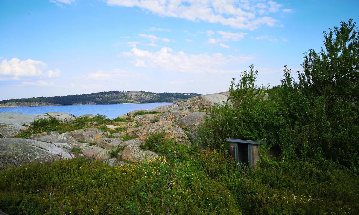 {"base": "en", "no": "Utend\u00f8rs toalett p\u00e5 Reiaren", "se": "Utedass p\u00e5 Reiaren", "en": "Outdoor toilet on Reiaren", "da": "Udend\u00f8rs toilet p\u00e5 Reiaren", "fr": "Toilettes ext\u00e9rieures sur Reiaren", "de": "Toilette im Freien auf Reiaren", "es": "Aseo exterior en Reiaren", "it": "Bagno all'aperto su Reiaren", "pt": "Sanit\u00e1rio ao ar livre em Reiaren", "nl": "Buitentoilet op Reiaren", "pl": "Toaleta na zewn\u0105trz na Reiaren", "uk": "\u0417\u043e\u0432\u043d\u0456\u0448\u043d\u0456\u0439 \u0442\u0443\u0430\u043b\u0435\u0442 \u043d\u0430 Reiaren", "ro": "Toalet\u0103 \u00een aer liber pe Reiaren", "tr": "Reiaren'de d\u0131\u015f tuvalet", "el": "\u03a5\u03c0\u03b1\u03af\u03b8\u03c1\u03b9\u03b1 \u03c4\u03bf\u03c5\u03b1\u03bb\u03ad\u03c4\u03b1 \u03c3\u03c4\u03bf Reiaren", "cs": "Venkovn\u00ed toaleta na Reiaren", "hu": "K\u00fclt\u00e9ri WC a Reiarenen", "fi": "Ulkok\u00e4ym\u00e4l\u00e4 Reiaressa", "bg": "\u0412\u044a\u043d\u0448\u043d\u0430 \u0442\u043e\u0430\u043b\u0435\u0442\u043d\u0430 \u043d\u0430 \u0420\u0435\u0439\u0430\u0440\u0435\u043d", "sr": "Spolja\u0161nji toalet na Reiaren", "et": "V\u00e4lik\u00e4imla Reiarenis", "lv": "\u0100ra tualete Reiaren", "lt": "Lauko tualetas Reiaren"}