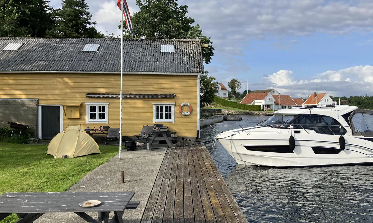 Reilstad Brygge: Fin plass med gode muligheter for å slå opp telt.Det er ferskt vann i spring ved brygga.Det er også noen griller som kan brukes.