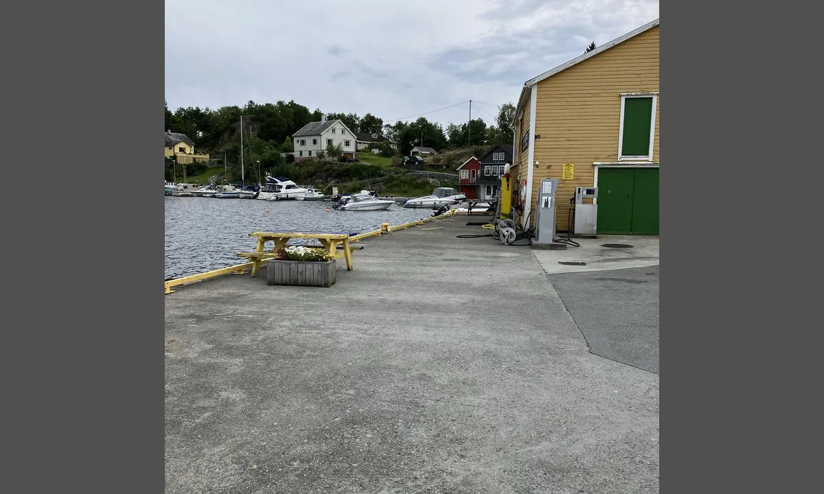 {"base": "no", "no": "Diesel og Bensin 95 E10 ved Reilstad fergekai", "se": "Diesel och Bensin 95 E10 vid Reilstad f\u00e4rjekaj", "en": "Diesel and Petrol 95 E10 at Reilstad ferry quay", "da": "Diesel og Benzin 95 E10 ved Reilstad f\u00e6rgekaj"}