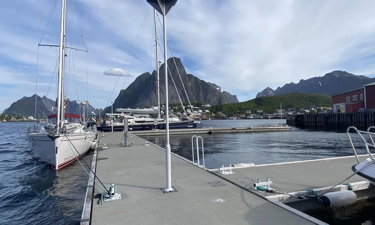 Reine Gjestehavn: {"base": "en", "no": "05.06.2024 sy Blue Lady", "se": "05.06.2024 sy Blue Lady", "en": "05.06.2024 sy Blue Lady", "da": "05.06.2024 skib Blue Lady"}