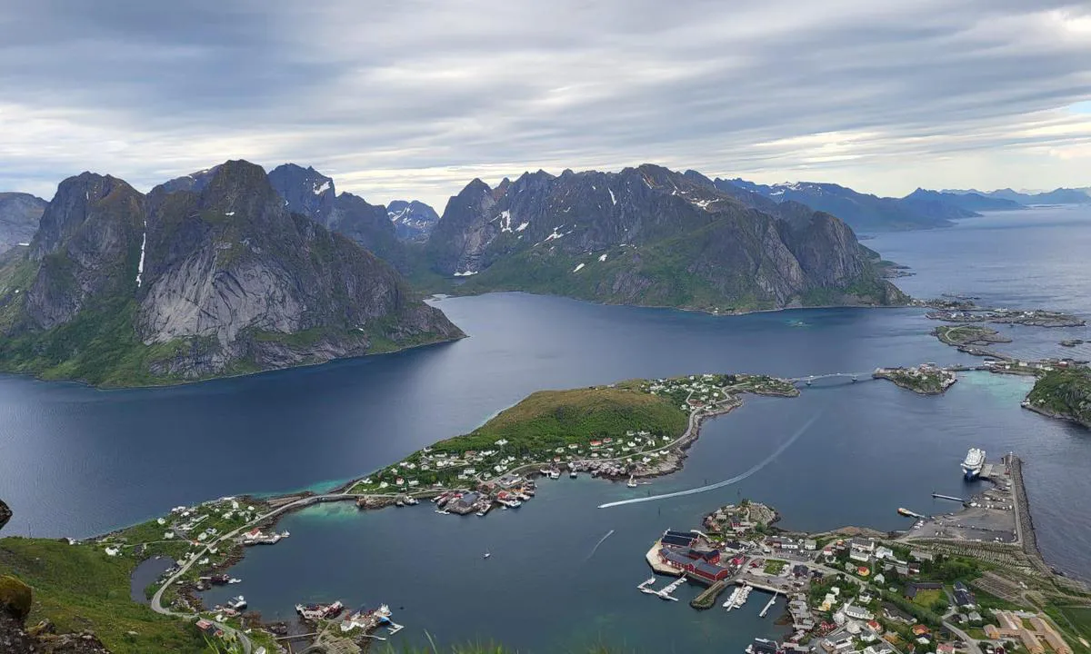 Reine Gjestehavn: {"base": "en", "no": "05.06.2024 sy Blue Lady", "se": "05.06.2024 sy Blue Lady", "en": "05.06.2024 sy Blue Lady", "da": "05.06.2024 sy Blue Lady"}