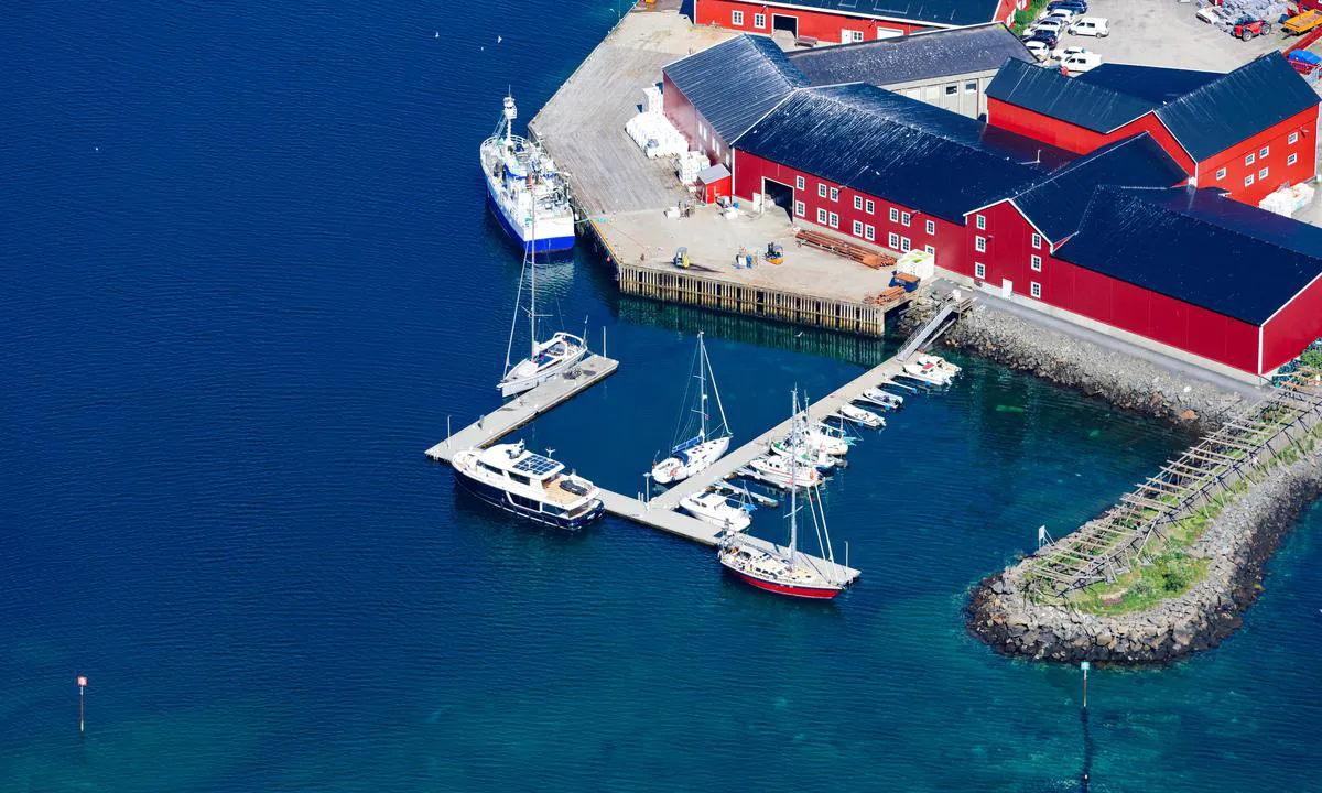 Reine Gjestehavn: {"base": "en", "no": "H.Sverdrup AS. Ny og god kvalitetsbrygge, anbefales.", "se": "H.Sverdrup AS. Ny och bra kvalitet p\u00e5 bryggan, rekommenderas.", "en": "H.Sverdrup AS. New and good quality pier, recommended.", "da": "H.Sverdrup AS. Ny og god kvalitet kaj, anbefalet."}