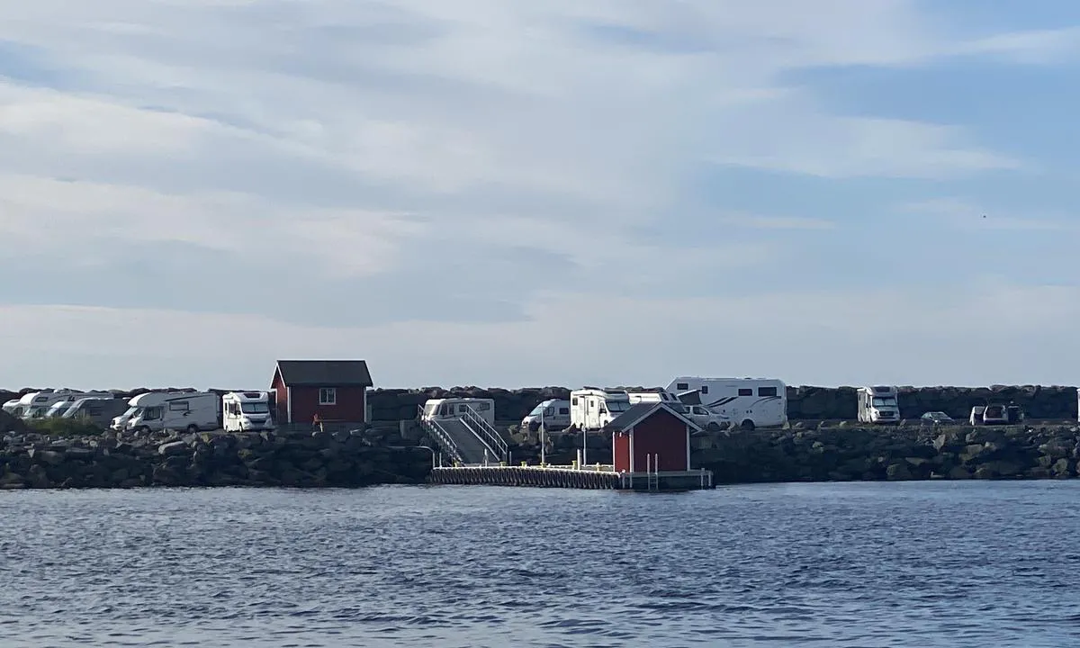 Reine - ved cruisbåtkaia: {"base": "en", "no": "05.06.2024 sy Blue Lady", "se": "05.06.2024 sy Blue Lady", "en": "05.06.2024 sy Blue Lady", "da": "05.06.2024 sy Blue Lady"}