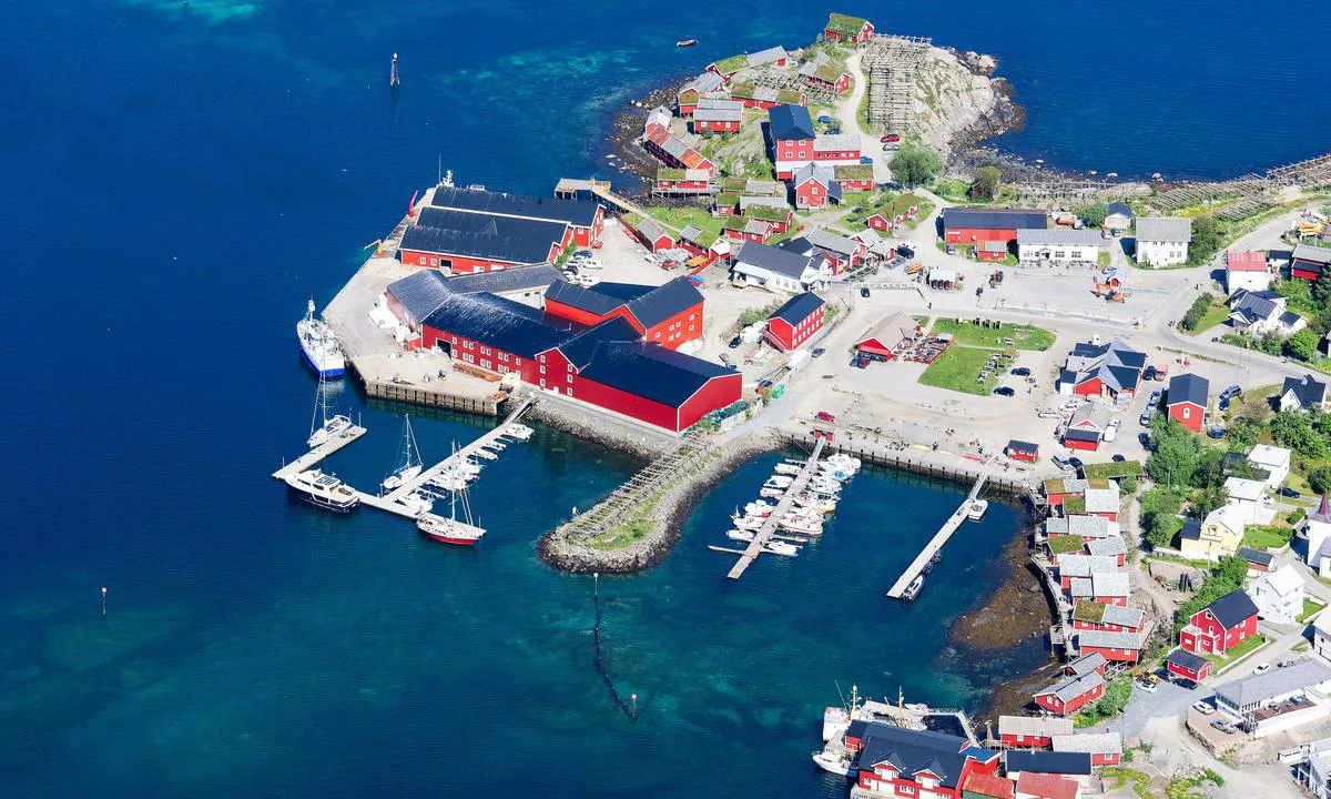 Reine Gjestehavn: New guest pier H.Sverdrup AS to the left (recommended). Rightmost the public pier with fuel.